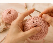 Manos tejiendo una pieza al crochet
